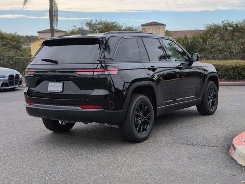 Diamond Black 2026 Jeep Grand Cherokee Laredo