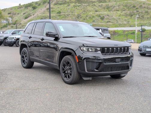 Diamond Black 2026 Jeep Grand Cherokee Laredo