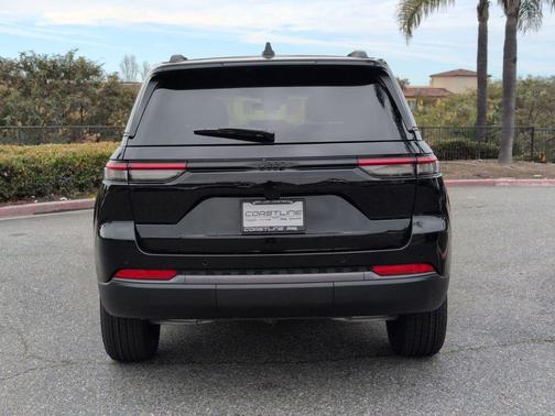 Diamond Black 2026 Jeep Grand Cherokee Laredo