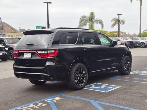 DB Black Crystal Clearcoat 2026 Dodge Durango GT
