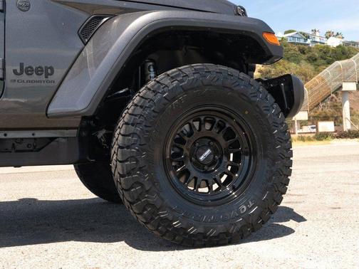 Granite Crystal Clearcoat Metallic 2026 Jeep Gladiator Sport