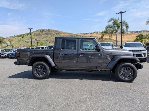 Granite Crystal Clearcoat Metallic 2026 Jeep Gladiator Sport