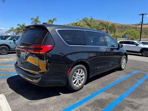 Brilliant Black Crystal Pearlcoat 2023 Chrysler Pacifica Touring-L