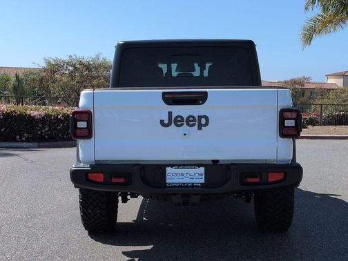 Bright White Clearcoat 2026 Jeep Gladiator Rubicon