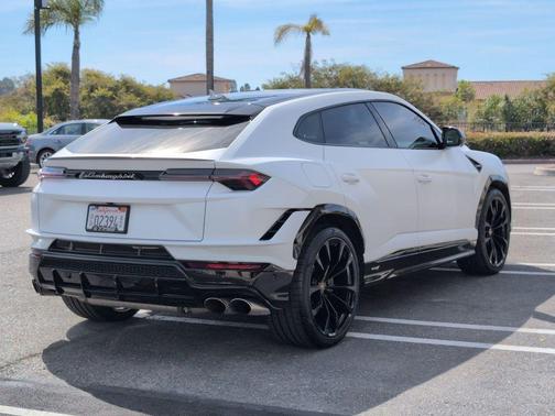 Bianco Icarus Metallic 2023 Lamborghini Urus S