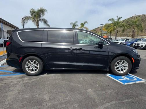 Brilliant Black Crystal Pearlcoat 2023 Chrysler Pacifica Touring-L