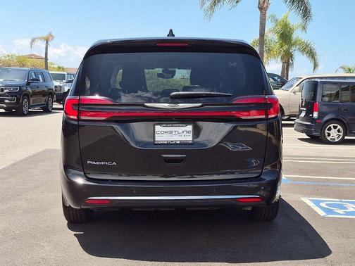 Brilliant Black Crystal Pearlcoat 2023 Chrysler Pacifica Touring-L