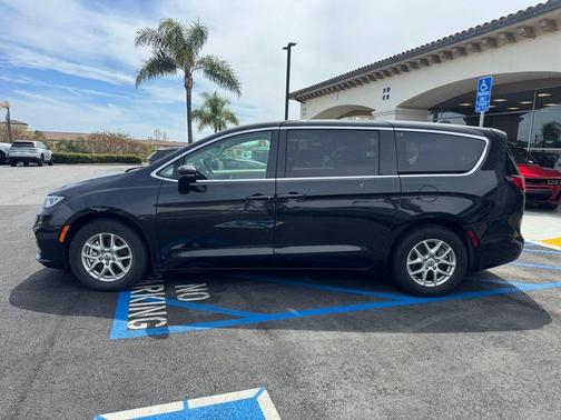 Brilliant Black Crystal Pearlcoat 2023 Chrysler Pacifica Touring-L