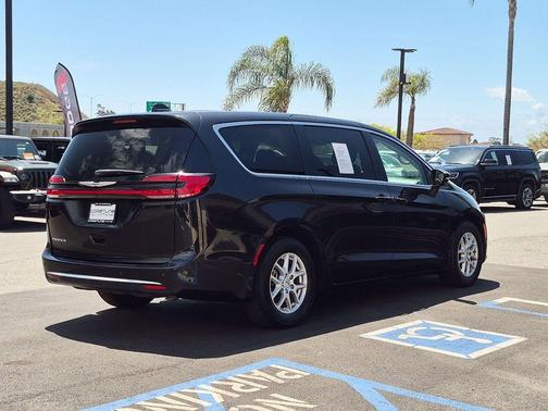 Brilliant Black Crystal Pearlcoat 2023 Chrysler Pacifica Touring-L