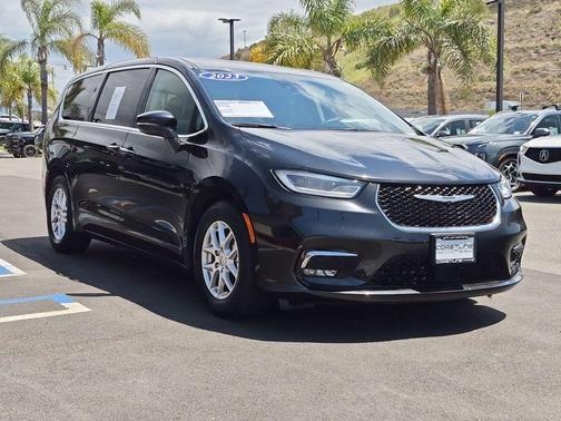 Brilliant Black Crystal Pearlcoat 2023 Chrysler Pacifica Touring-L