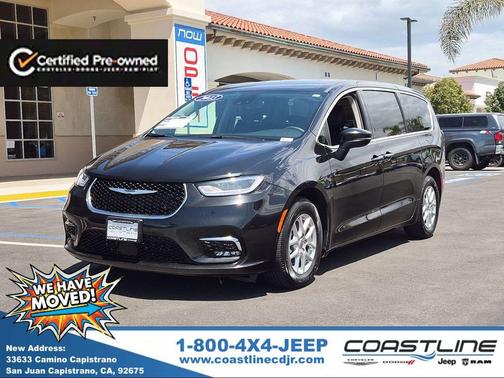 Brilliant Black Crystal Pearlcoat 2023 Chrysler Pacifica Touring-L