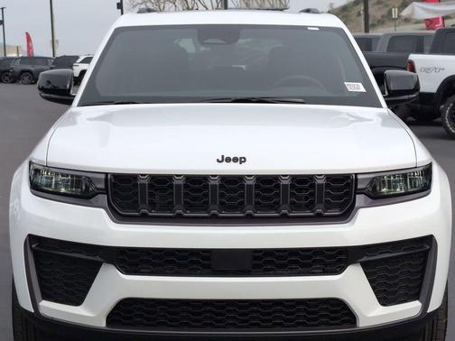Bright White Clearcoat 2026 Jeep Grand Cherokee Laredo