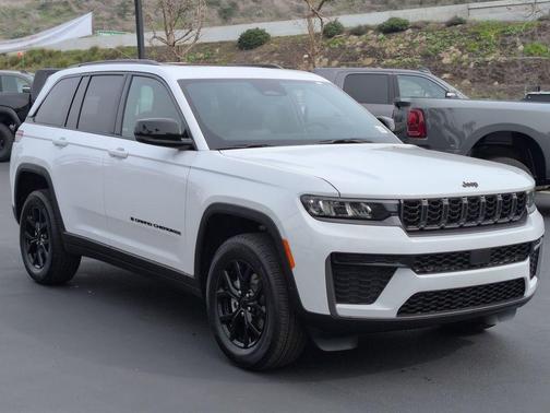 Bright White Clearcoat 2026 Jeep Grand Cherokee Laredo