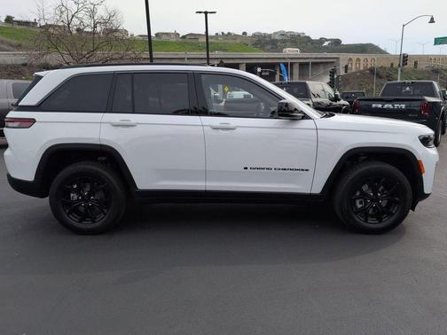 Bright White Clearcoat 2026 Jeep Grand Cherokee Laredo