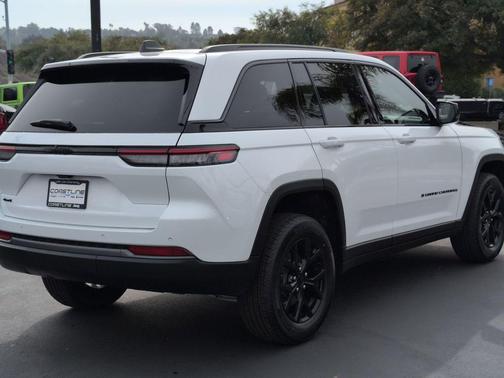 Bright White Clearcoat 2026 Jeep Grand Cherokee Laredo