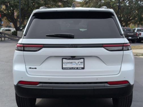 Bright White Clearcoat 2026 Jeep Grand Cherokee Laredo