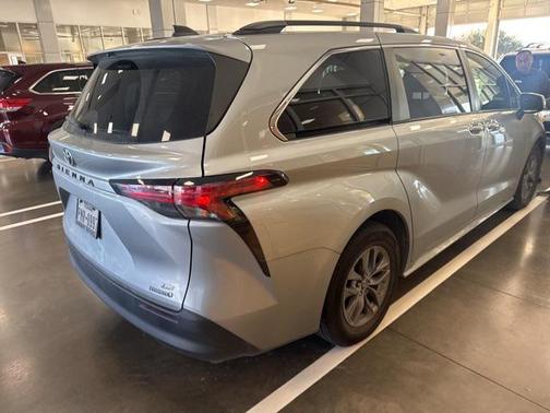 2021 Toyota Sienna LE