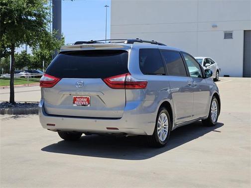 2017 Toyota Sienna XLE