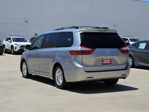 2017 Toyota Sienna XLE