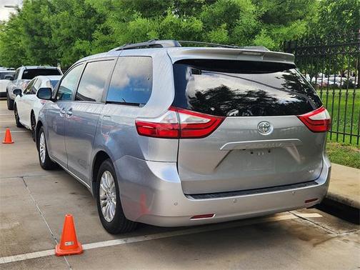 2017 Toyota Sienna XLE