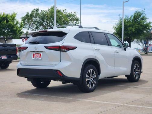 Wind Chill Pearl 2024 Toyota Highlander XLE