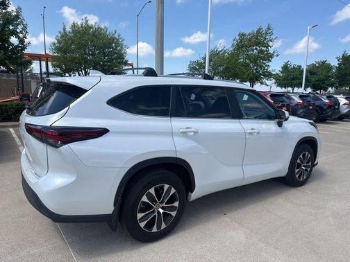 Wind Chill Pearl 2024 Toyota Highlander XLE