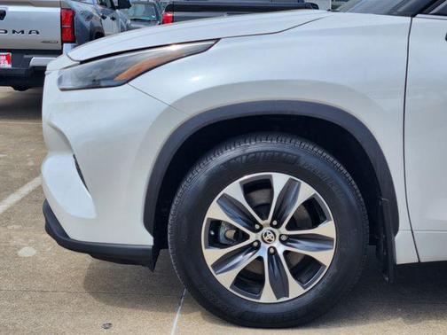 Wind Chill Pearl 2024 Toyota Highlander XLE