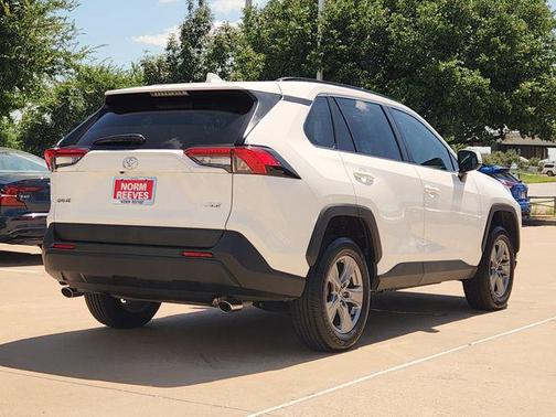 Ice Cap 2025 Toyota RAV4 XLE