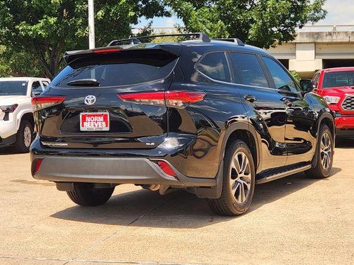 Midnight Black Metallic 2023 Toyota Highlander XLE