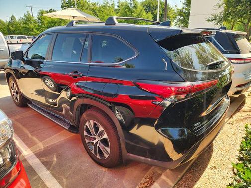 Midnight Black Metallic 2023 Toyota Highlander XLE