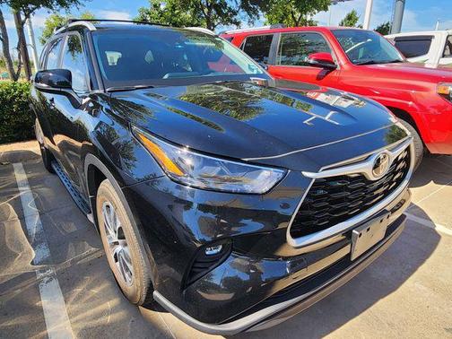 Midnight Black Metallic 2023 Toyota Highlander XLE