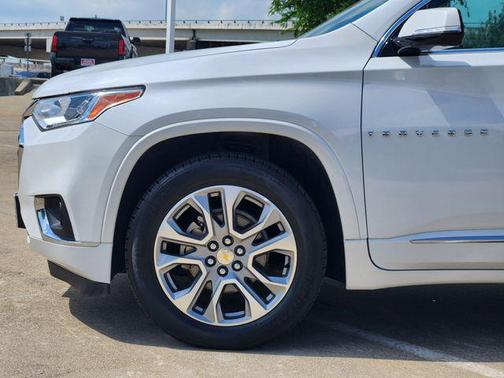 Iridescent Pearl Tricoat 2020 Chevrolet Traverse Premier