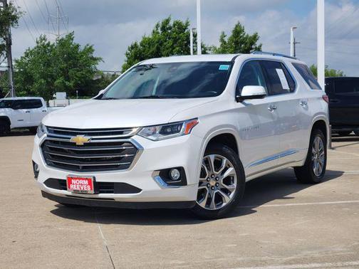 Iridescent Pearl Tricoat 2020 Chevrolet Traverse Premier
