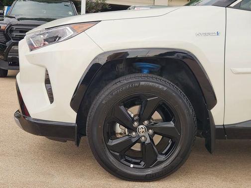 Blizzard Pearl/Midnight Black Metallic 2021 Toyota RAV4 Hybrid SE
