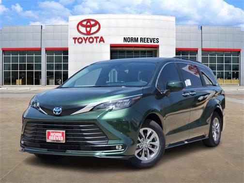 2025 Toyota Sienna XLE 8 Passenger