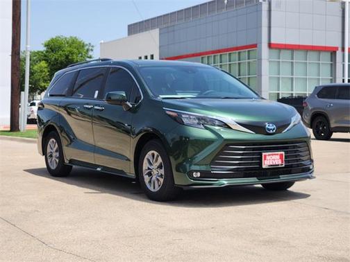 2025 Toyota Sienna XLE 8 Passenger