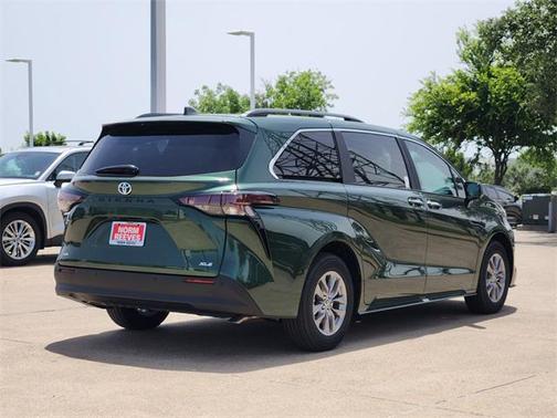 2025 Toyota Sienna XLE 8 Passenger