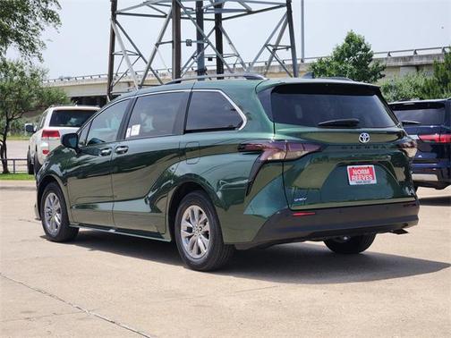 2025 Toyota Sienna XLE 8 Passenger