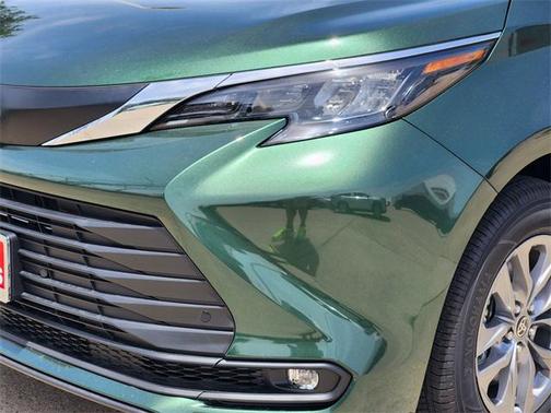 2025 Toyota Sienna XLE 8 Passenger