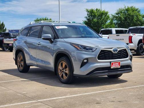 Moon Dust 2023 Toyota Highlander Hybrid XLE
