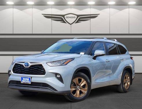 Moon Dust 2023 Toyota Highlander Hybrid XLE