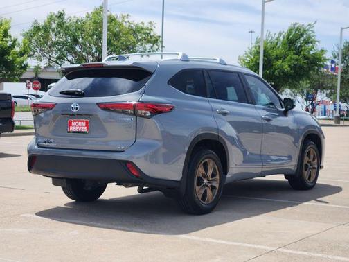 Moon Dust 2023 Toyota Highlander Hybrid XLE