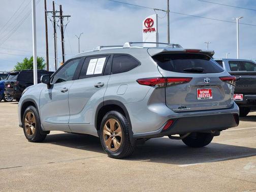 Moon Dust 2023 Toyota Highlander Hybrid XLE