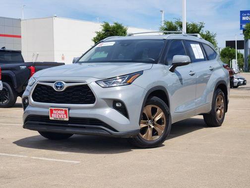 Moon Dust 2023 Toyota Highlander Hybrid XLE