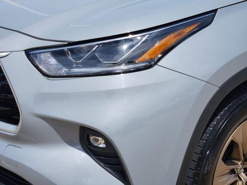 Moon Dust 2023 Toyota Highlander Hybrid XLE