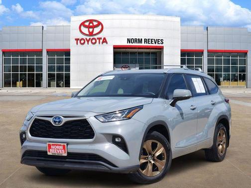 Moon Dust 2023 Toyota Highlander Hybrid XLE