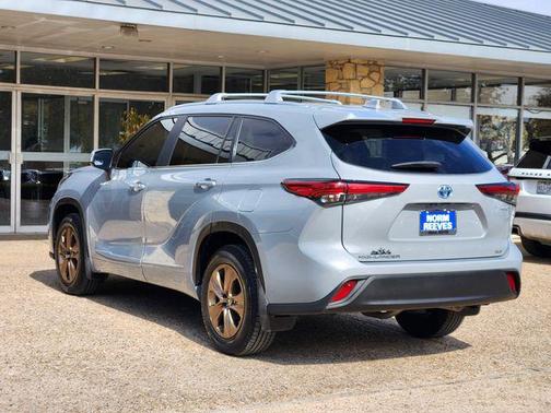 Moon Dust 2023 Toyota Highlander Hybrid XLE