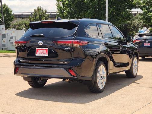 Midnight Black Metallic 2026 Toyota Highlander Hybrid Limited