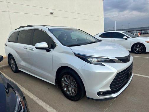 Wind Chill Pearl 2026 Toyota Sienna XLE