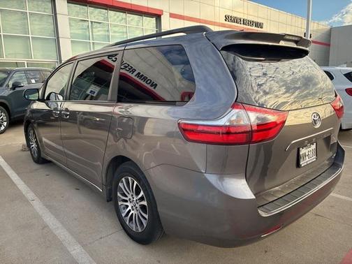 2020 Toyota Sienna XLE